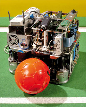 Fußball spielende Roboter